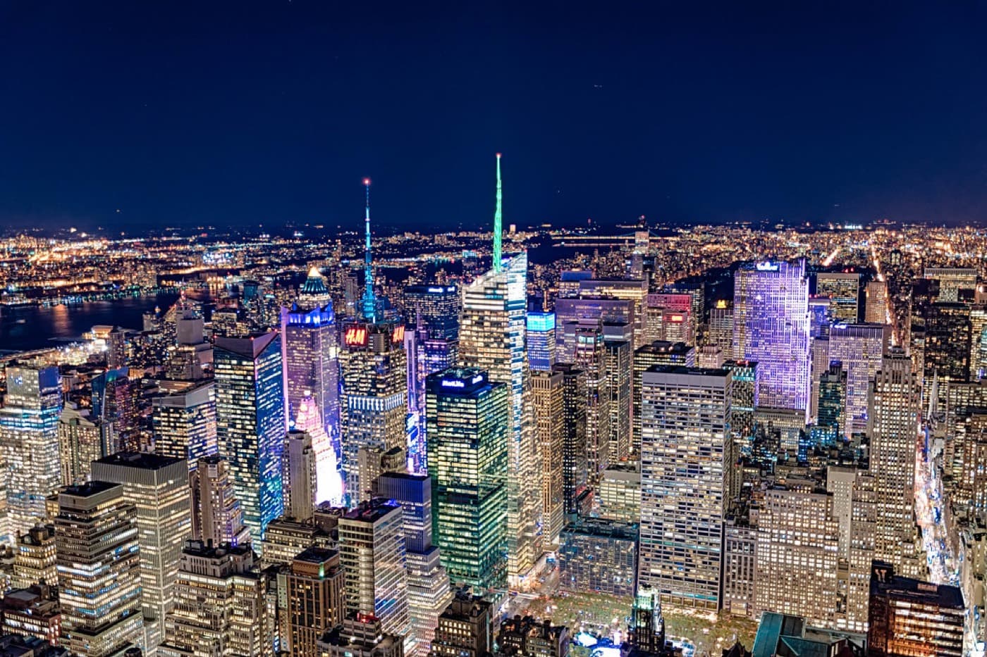 De skyline van Manhattan bij nacht
