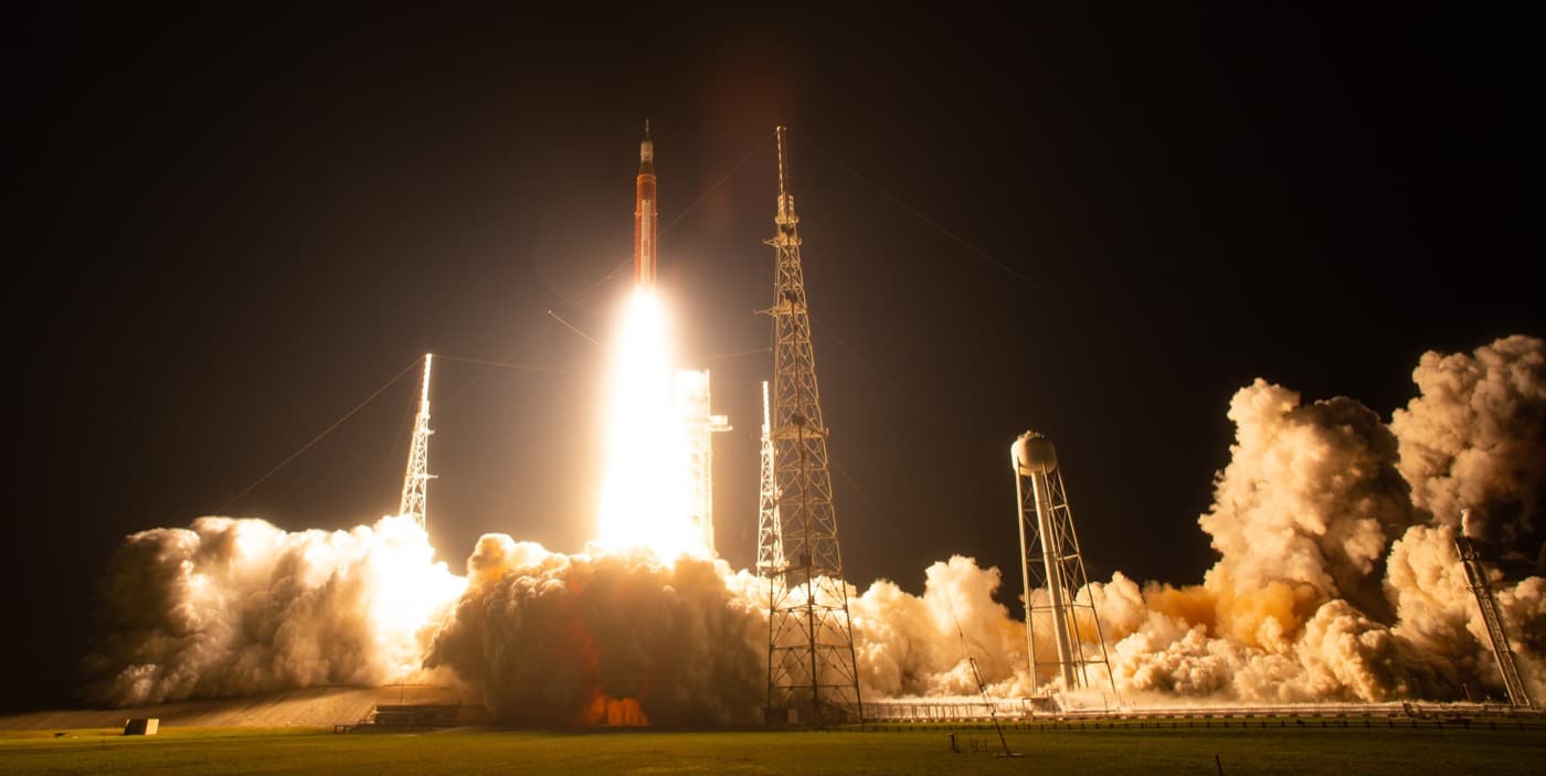 De nachtelijke lancering van Artemis I vanaf Kennedy Space Center in 2022
